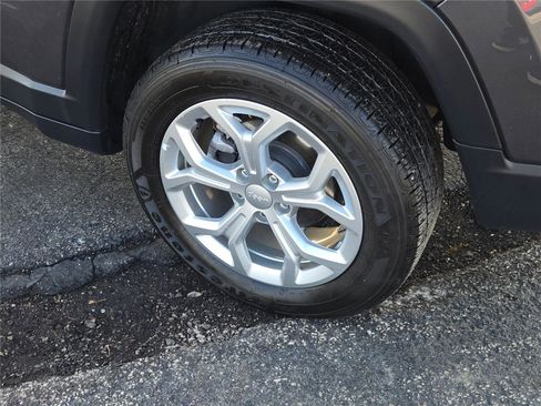 Used 2024 Jeep Compass Sport image 19