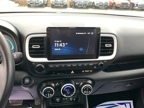 Used 2023 Hyundai Venue Limited image 15