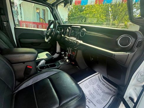 Used 2018 Jeep Wrangler Unlimited Sahara AWD/4WD image 30