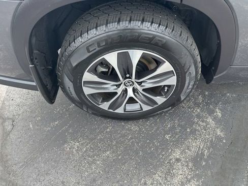 Used 2020 Toyota Highlander XLE AWD/4WD image 22