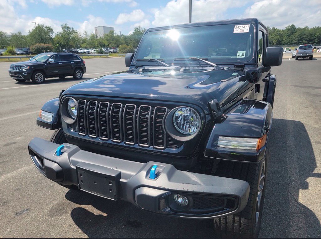 Used 2024 Jeep Wrangler Unlimited w/ Convenience Group AWD/4WD image 5