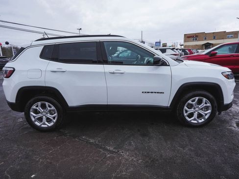 Used 2024 Jeep Compass Latitude image 4