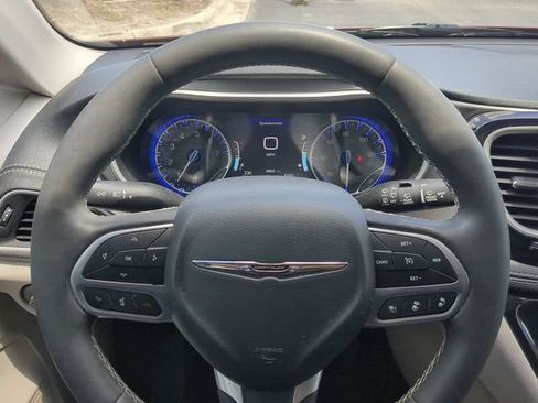 Used 2023 Chrysler Pacifica Touring-L FWD image 34