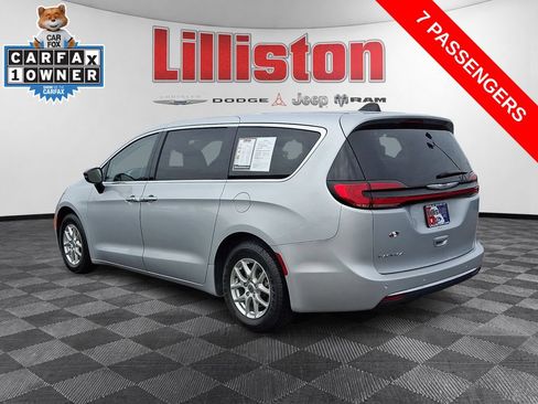 Used 2024 Chrysler Pacifica Touring-L FWD image 6