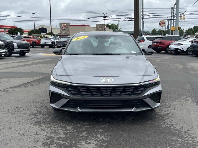 Used 2025 Hyundai Elantra Sport FWD image 2