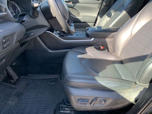 Used 2022 Toyota Highlander XLE image 10