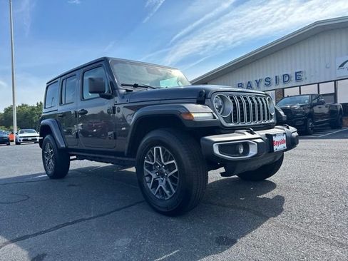 Used 2025 Jeep Wrangler Unlimited Sahara AWD/4WD image 2