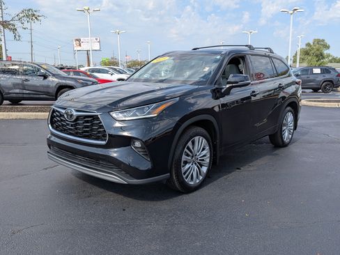 Certified 2025 Toyota Highlander Platinum AWD/4WD image 4