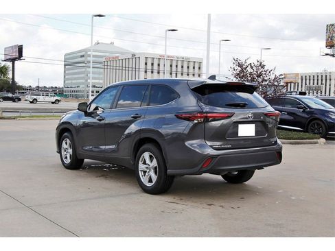 Used 2024 Toyota Highlander XLE image 4