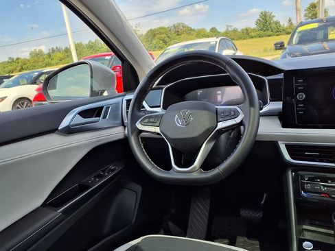 Certified 2025 Volkswagen Taos SE FWD image 19