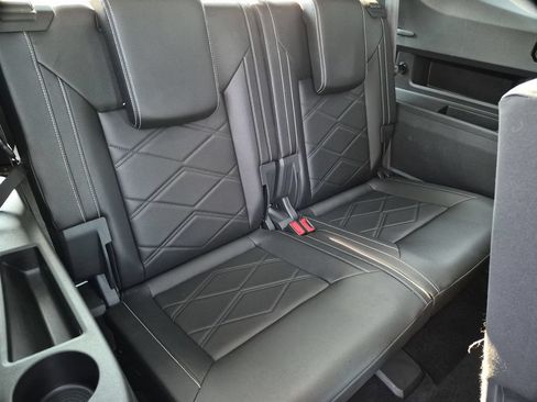 Used 2025 Volkswagen Atlas SE FWD image 29