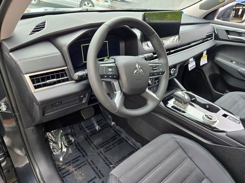 New 2025 Mitsubishi Outlander SE image 18