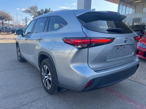 Used 2023 Toyota Highlander XLE image 6