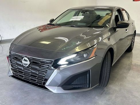 Used 2025 Nissan Altima 2.5 SV FWD image 7