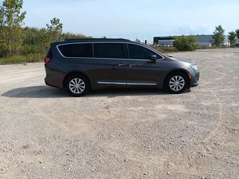 Used 2017 Chrysler Pacifica Touring-L FWD image 16