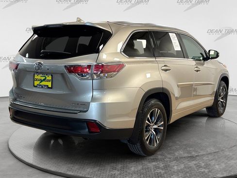 Used 2016 Toyota Highlander XLE AWD/4WD image 4