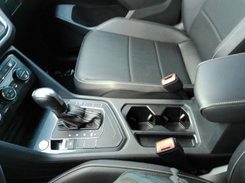 Used 2021 Volkswagen Tiguan SE image 41