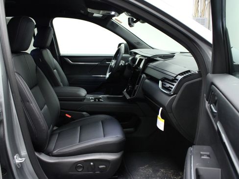 New 2025 GMC Acadia Elevation w/ Elevation Premium Package FWD image 17