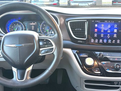 Used 2017 Chrysler Pacifica Touring Plus w/ Tire & Wheel Group FWD image 11