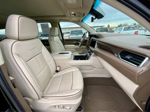 Used 2021 GMC Yukon XL Denali w/ Denali Premium Package image 24