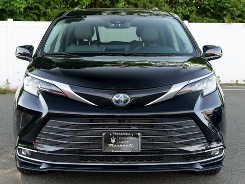 Used 2023 Toyota Sienna Limited AWD/4WD image 2