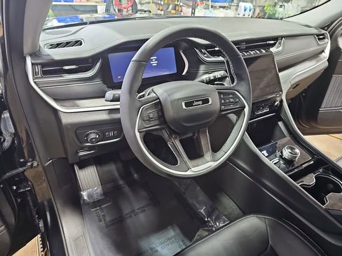 Used 2023 Jeep Grand Cherokee Limited image 15