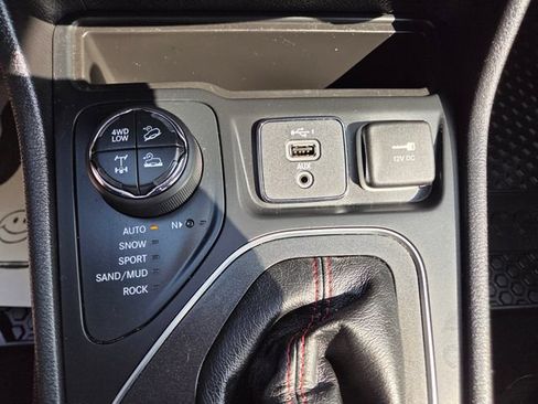 Used 2020 Jeep Cherokee Trailhawk w/ Cold Weather Group AWD/4WD image 30