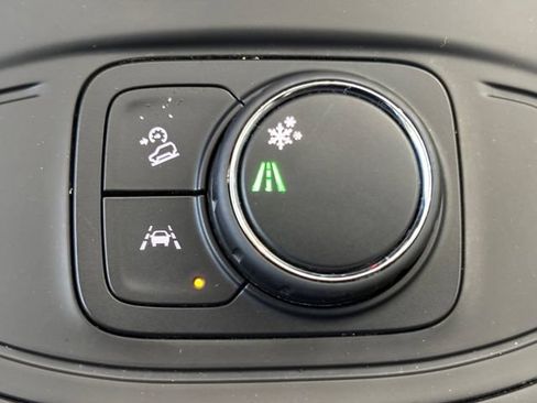 Used 2024 GMC Terrain SLE FWD image 32