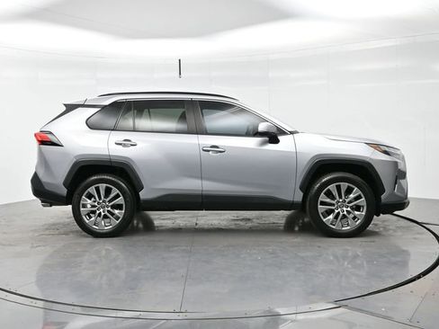 Used 2022 Toyota RAV4 XLE Premium image 4