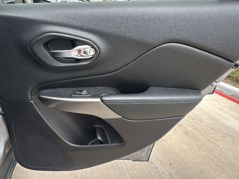Used 2019 Jeep Cherokee Latitude Plus FWD image 23