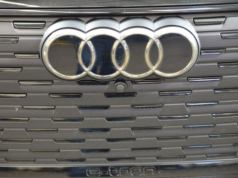 Used 2025 Audi Q4 e-tron Premium Plus w/ Premium Plus image 16