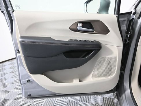 Used 2018 Chrysler Pacifica Touring-L image 20