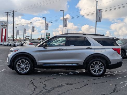 Used 2022 Ford Explorer XLT w/ Equipment Group 202A image 9