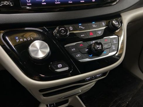 Used 2023 Chrysler Pacifica Touring-L FWD image 52
