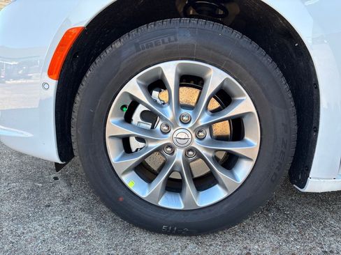 New 2026 Chrysler Pacifica Limited w/ Uconnect Theater Family Group FWD image 28