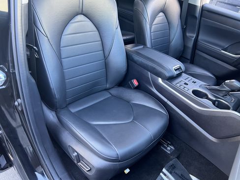 Used 2024 Toyota Highlander XLE image 28