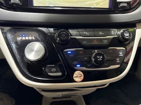 Used 2024 Chrysler Pacifica Touring-L FWD image 26
