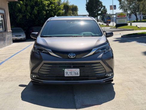 Used 2024 Toyota Sienna Platinum AWD/4WD image 3