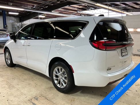 New 2026 Chrysler Pacifica Select image 4