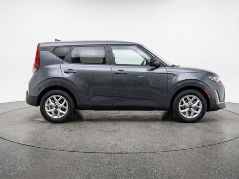 Used 2025 Kia Soul LX w/ LX Technology Package FWD image 11