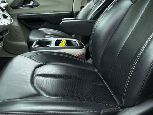 Used 2023 Chrysler Pacifica Touring-L FWD image 12