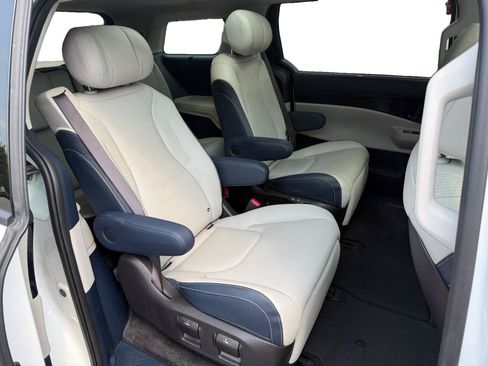 Used 2025 Kia Carnival SX Prestige FWD image 27
