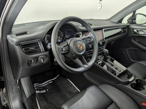 Certified 2025 Porsche Macan image 4