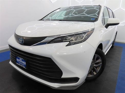 Used 2023 Toyota Sienna LE AWD/4WD image 1