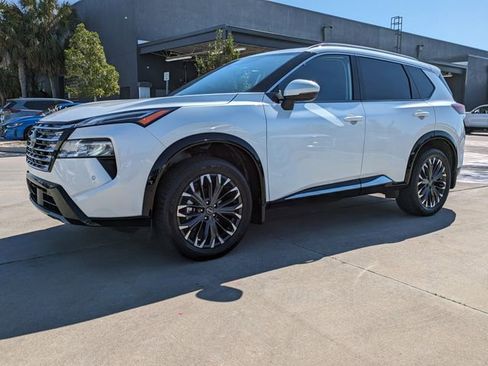 Used 2024 Nissan Rogue Platinum w/ Platinum Premium Package image 10