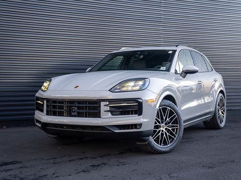 Certified 2024 Porsche Cayenne image 1