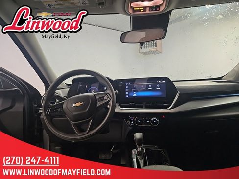 Used 2025 Chevrolet Trax LT FWD image 15