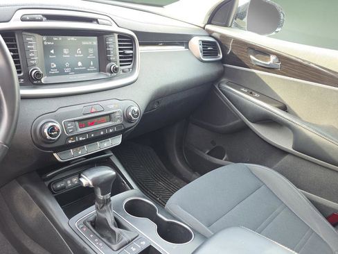 Used 2019 Kia Sorento LX w/ LX Convenience Package image 23
