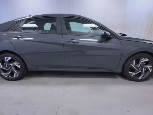Used 2025 Hyundai Elantra Sport FWD image 9