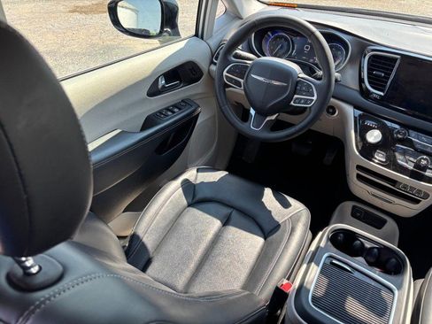 Used 2024 Chrysler Pacifica Touring-L FWD image 15